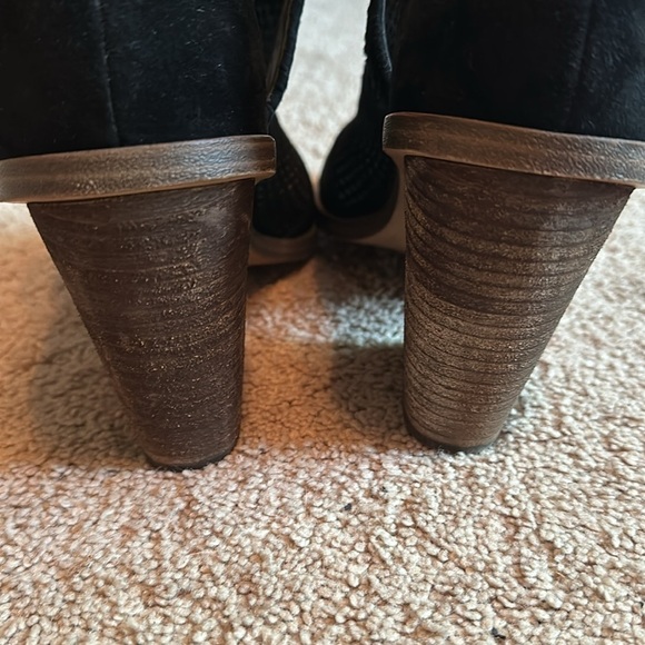 Vince Camuto chuck heel checkered peep toe velvet bootie- size 10 - Picture 7 of 7